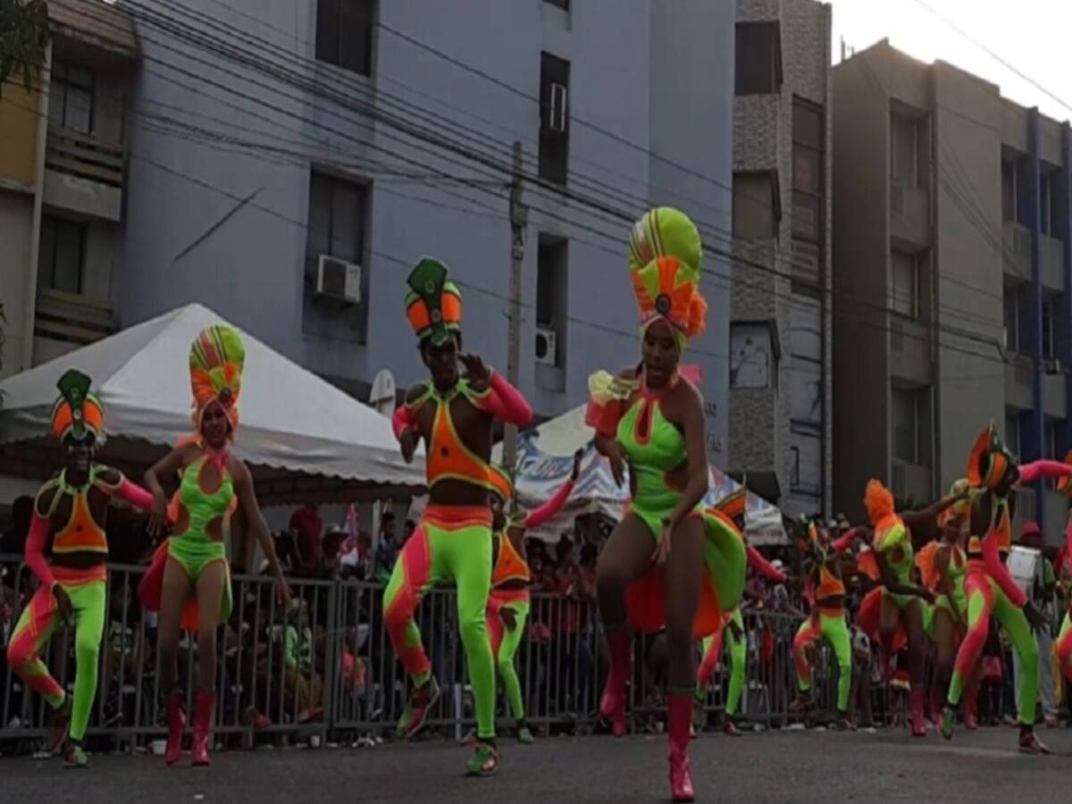 La tradición se tomó el bordillo del Carnaval de la 44