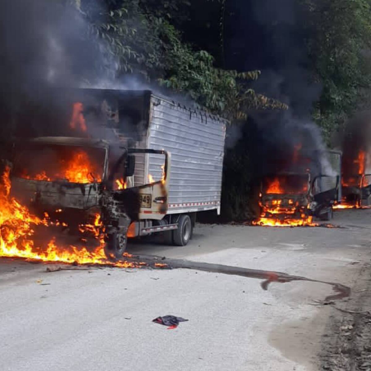 Tres vehículos fueron incinerados en la vía Panamericana que comunica a Risaralda con el Chocó