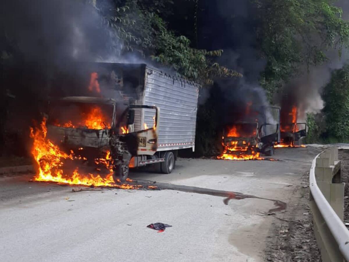 Tres vehículos fueron incinerados en la vía Panamericana que comunica a Risaralda con el Chocó