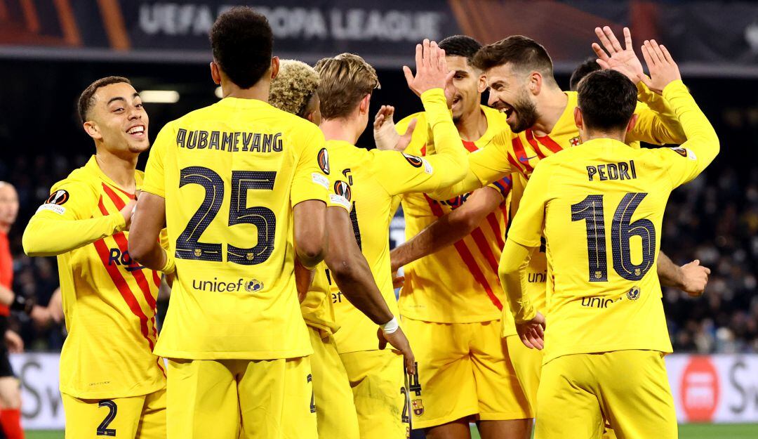 Los jugadores del Barcelona festejan una de sus cuatro anotaciones ante el Napoli.