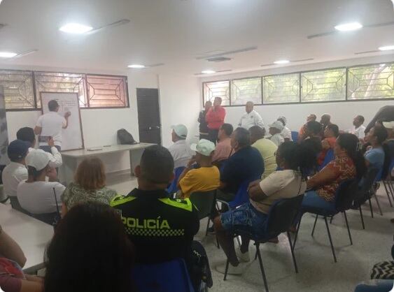 Reunión de Afinia con comunidad de Los Calamares. // Afinia