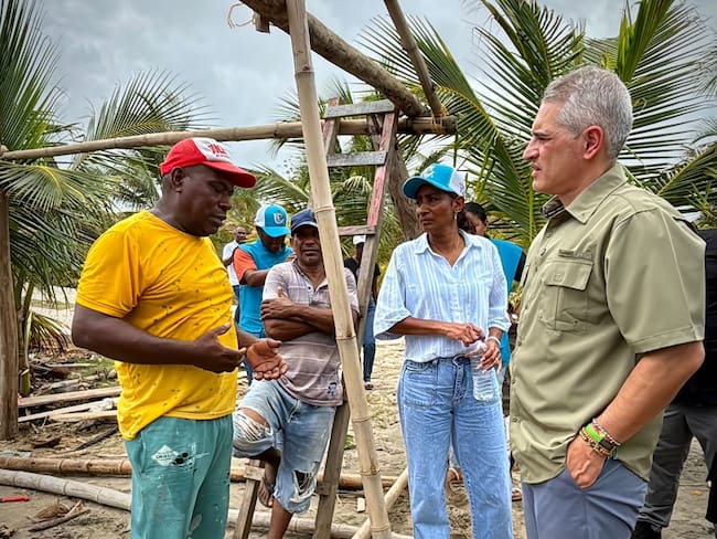 Gobernador de Antioquia con damnificados de Urabá