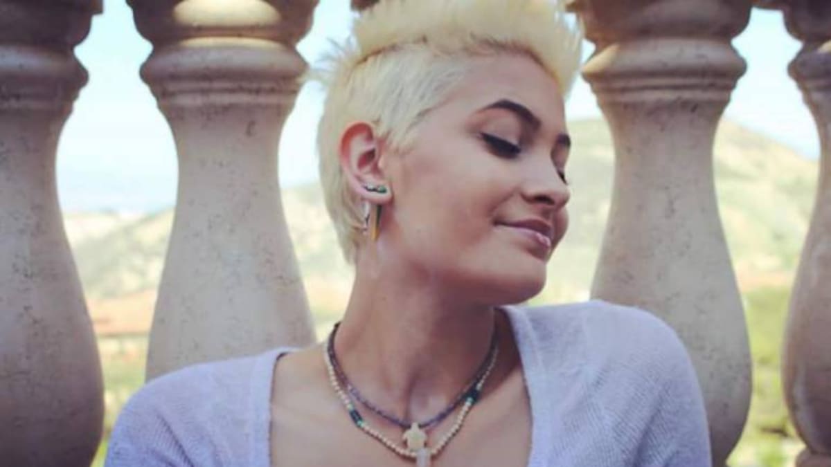 Paris Jackson se tatúa un tributo a su padre Michael Jackson en la muñeca