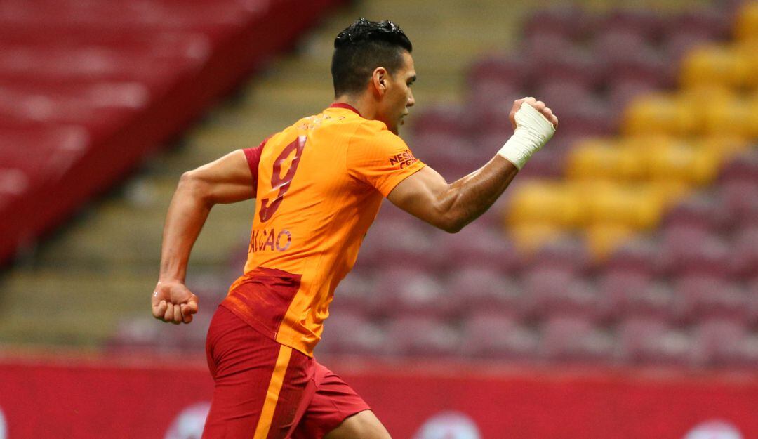 Radamel Falcao celebra uno de sus goles con el Galatasaray.