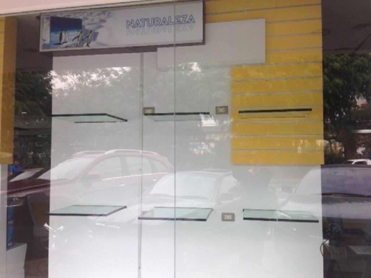 Llega diciembre y en los estantes de los almacenes en Caracas y otras ciudades se ven pocas mercancías, por causa de las medidas del gobierno que tiene en aprietos a los comerciantes, según afirman los empresarios y sectores de la oposición. Estantes vacíos.