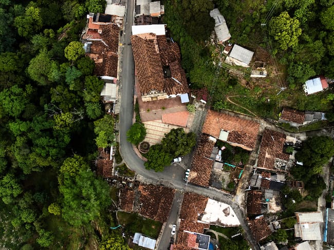 Panorámica aérea con dron del municipio Olaya, en Antioquia, Colombia (Getty Images)
