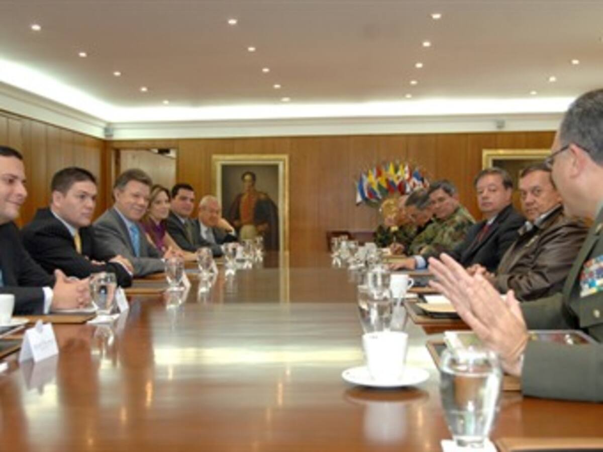 Santos promete continuidad de la Seguridad Democrática