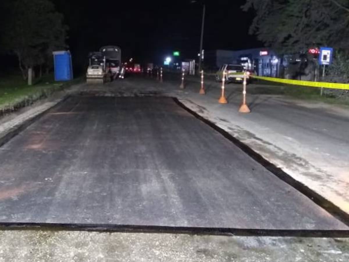 Tapan enorme hueco que explotaba llantas en Autopista Norte