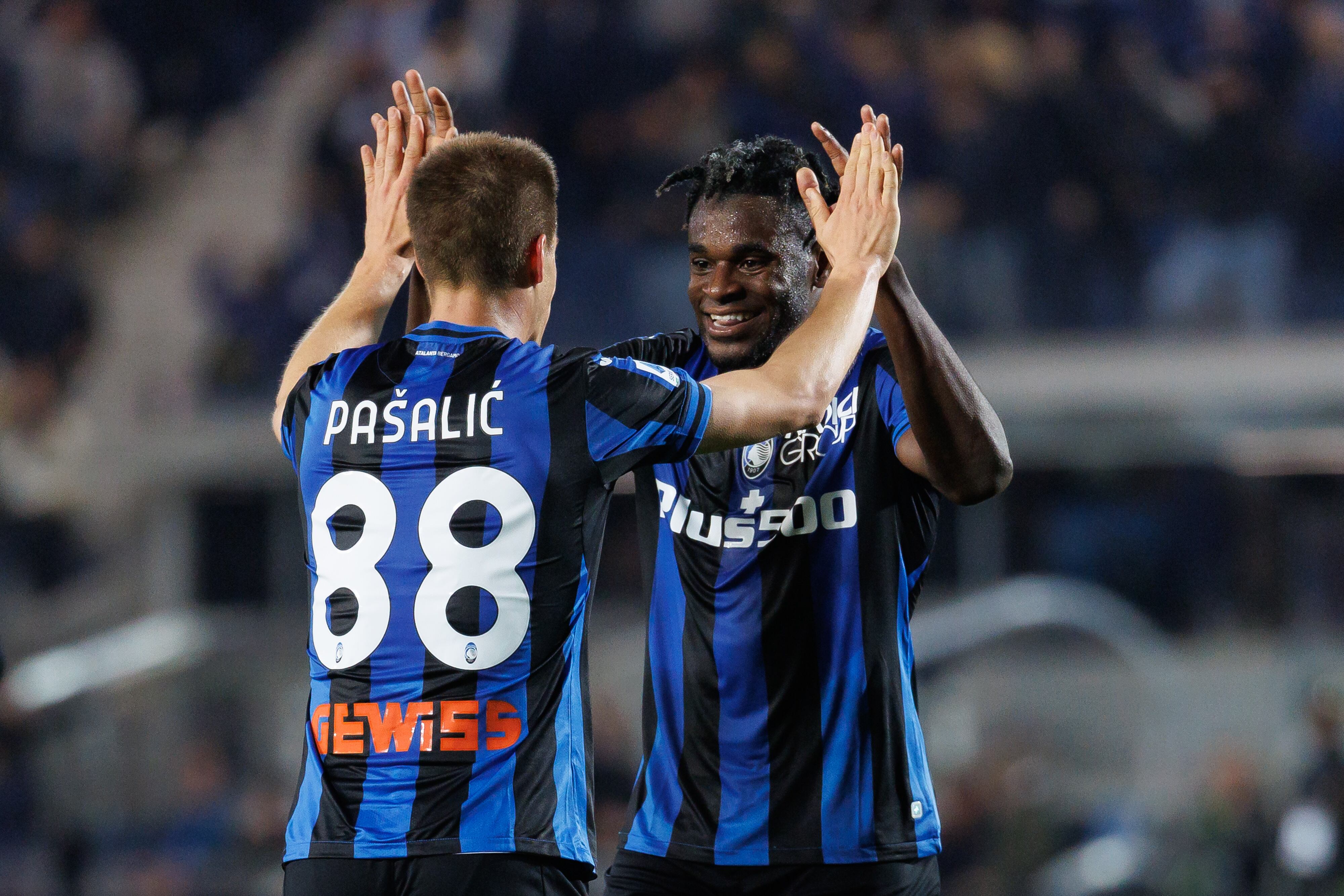 Mario Pasalic celebrando su tanto con Duván Zapata en Atalanta. (Photo by Emmanuele Ciancaglini/Ciancaphoto Studio/Getty Images)