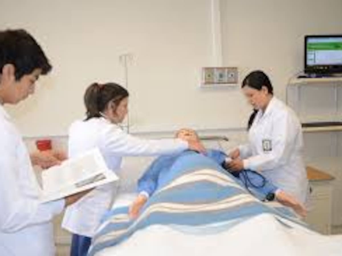 ¿Cuántos años son de especialización de medicina y qué precios hay en Colombia? Entérese