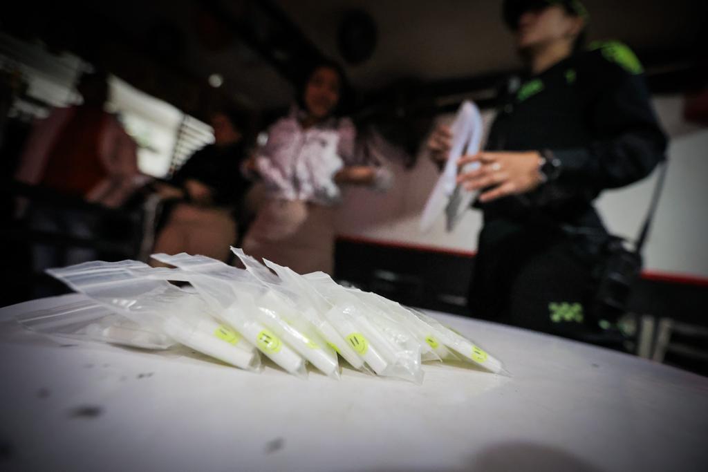 Autoridades encuentran droga y licor adulterado en paredes y techos de una casa en Kennedy