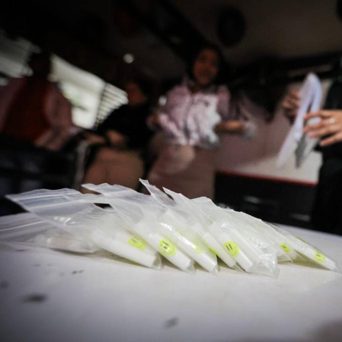 Autoridades encuentran droga y licor adulterado en paredes y techos de una casa en Kennedy