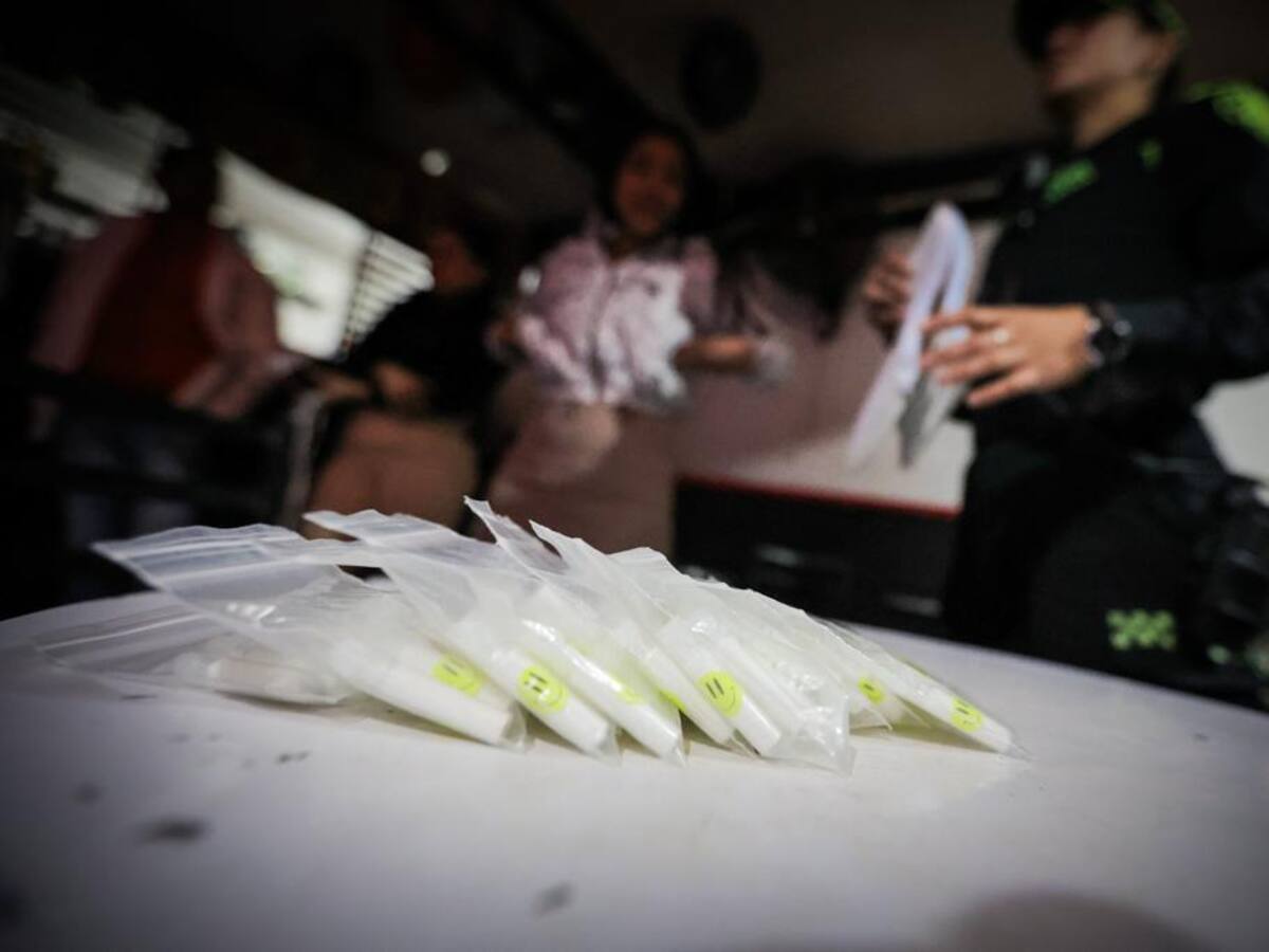 Autoridades encuentran droga y licor adulterado en paredes y techos de una casa en Kennedy