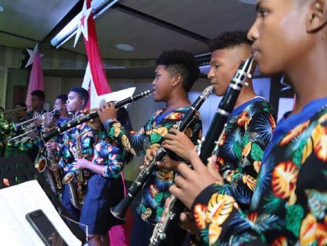 Niños bolivarenses reciben instrumentos musicales