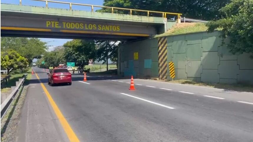 Andrea Arango se movilizaba como copiloto en un vehículo particular y al momento de pasar por debajo de un puente le cae una roca.