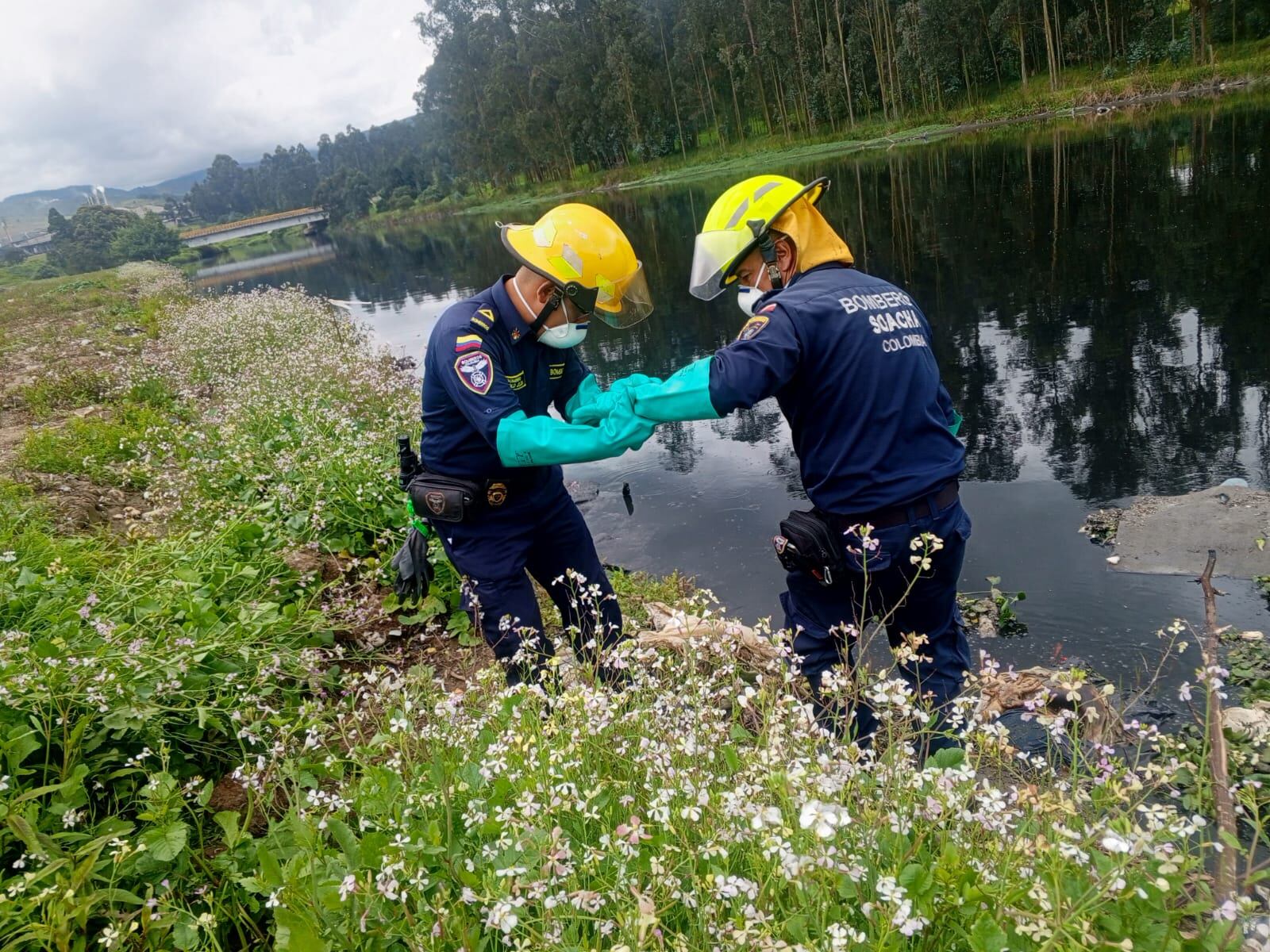 Encuentran un cuerpo envuelto en una sábana en el río Bogotá: esto se sabe. Foto: Bomberos Soacha.