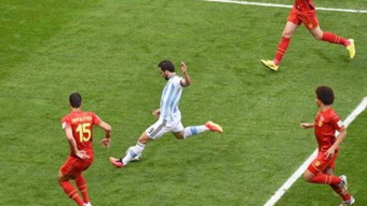 Gonzalo Higuaín consigue el 1-0 de Argentina ante Bélgica