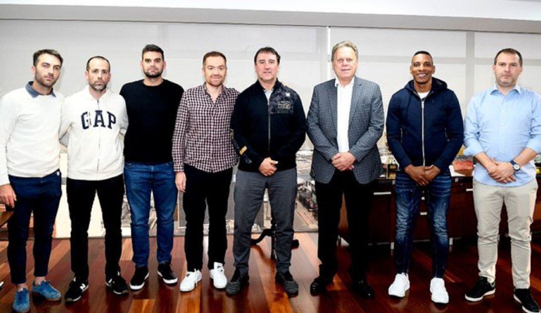 Néstor Lorenzo acompañado del cuerpo técnico de la Selección, además de la presencia de Ramón Jesurún, presidente de la FCF