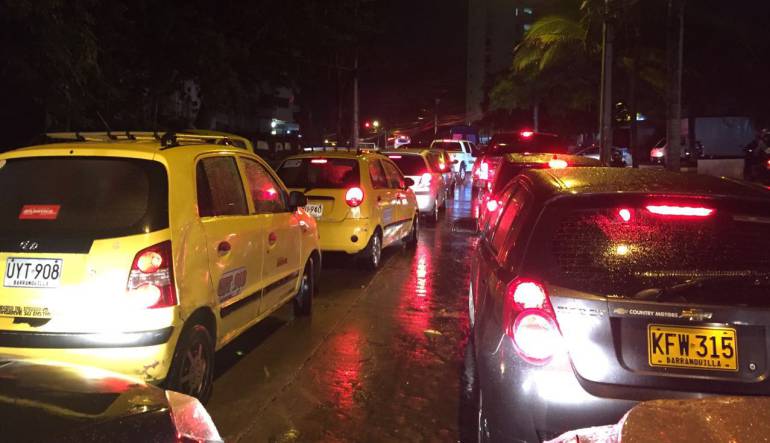 Monumentales trancones se vieron en el norte de la ciudad por causa de los arroyos.