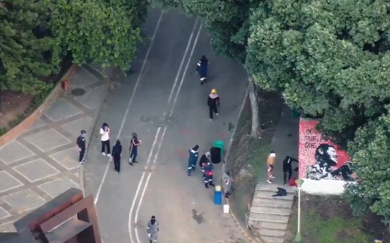 Policía contrarresta disturbios de encapuchados en la UIS , con tanquetas y Escuadrón Antimotines