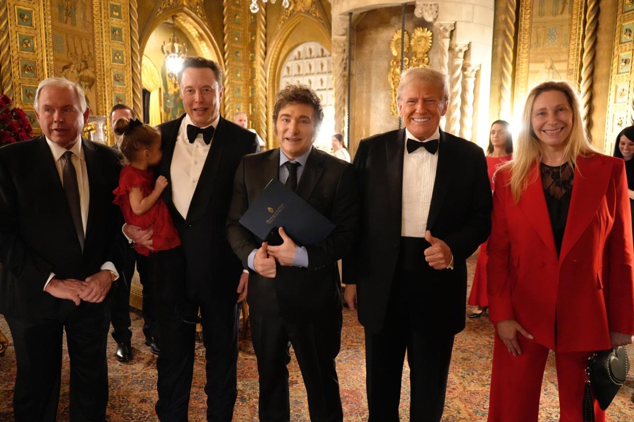 El presidente de Argentina, Javier Milei, junto al mandatario estadounidense electo Donald Trump, y el empresario Elon Musk. Cortesía: Presidencia Argentina.