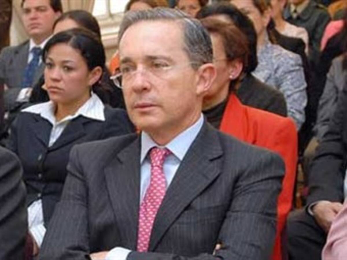 Uribe hace reparos a proyecto de restitución de víctimas del Gobierno