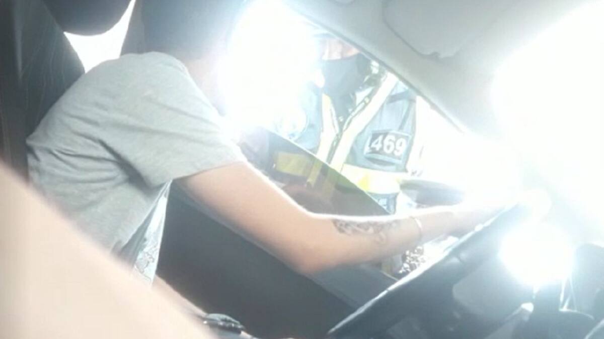 Agente de tránsito fue grabado mientras presuntamente aceptaba un soborno