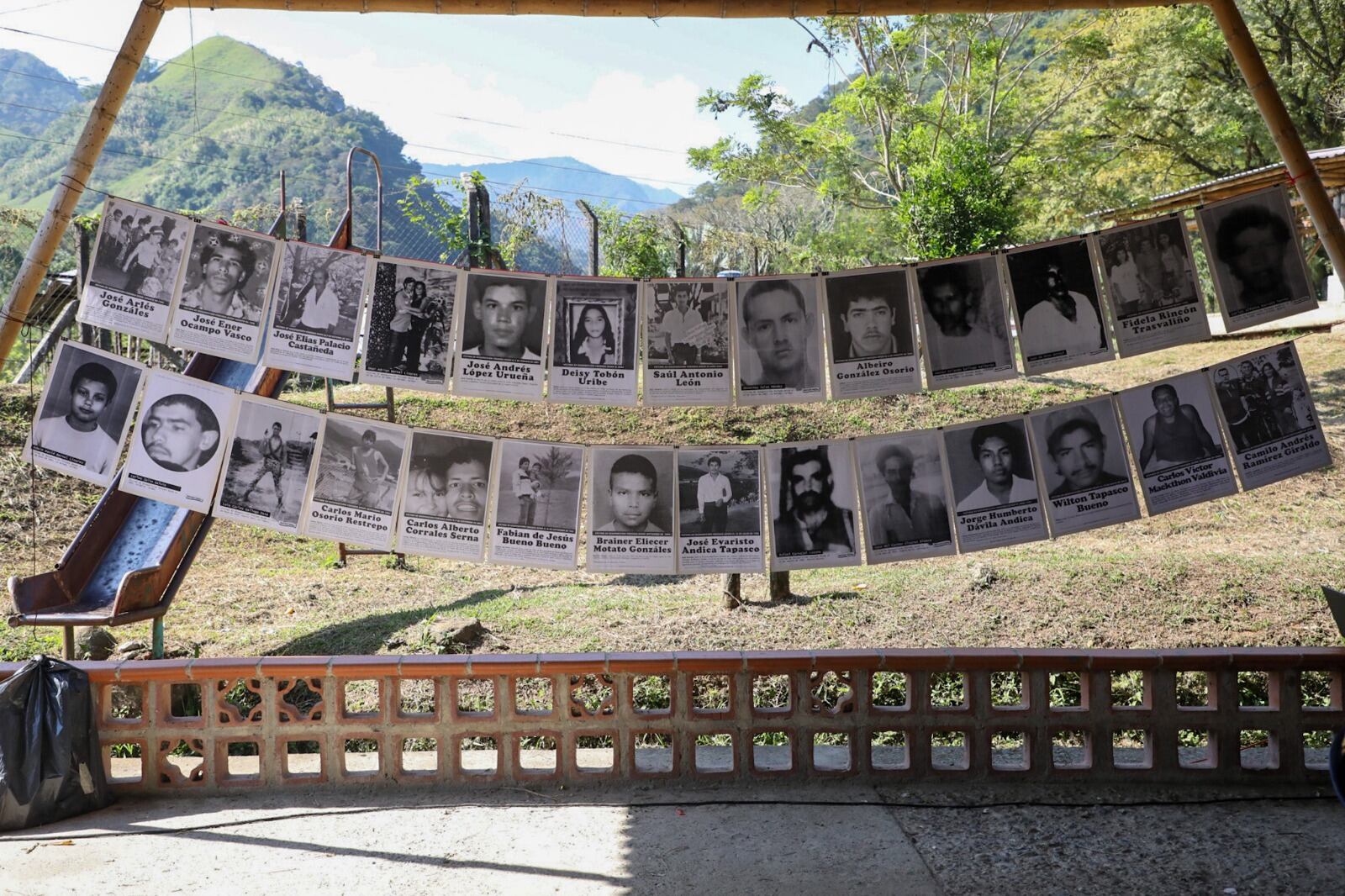 Labores forenses en el Territorio Ancestral de San Lorenzo, en Caldas. Foto Nicole Acuña – JEP