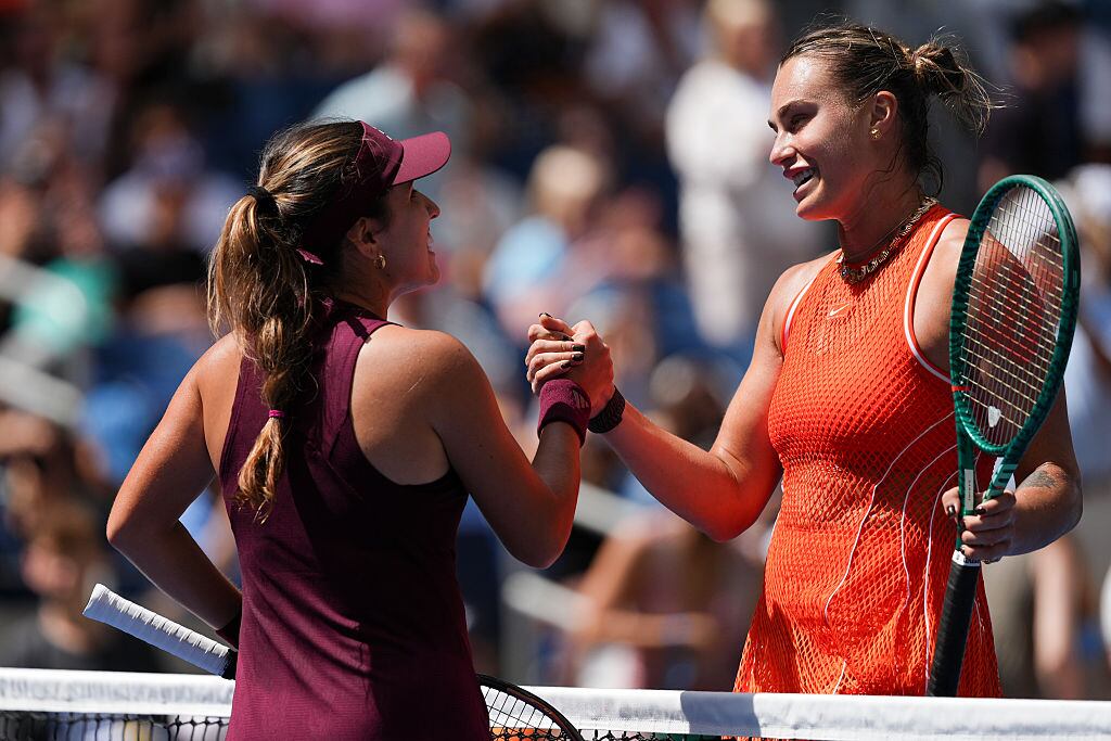 María Camila Osorio y Aryna Sabalenka. (Photo by Darren Carroll/USTA via Getty Images)