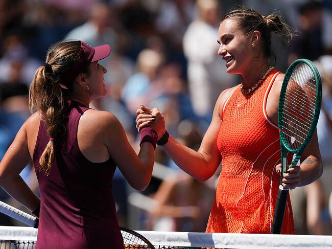 María Camila Osorio y Aryna Sabalenka. (Photo by Darren Carroll/USTA via Getty Images)