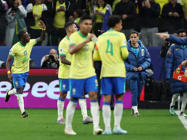 AMDEP7104. SAO PAULO (BRASIL), 10/06/2025.- Vinicius (i) de Brasil celebra tras anotar un gol este martes, en un partido por las eliminatorias sudamericanas para el Mundial 2026 entre las selecciones de Brasil y Paraguay en el estadio Neo Química Arena en Sao Paulo (Brasil). EFE/ Isaac Fontana