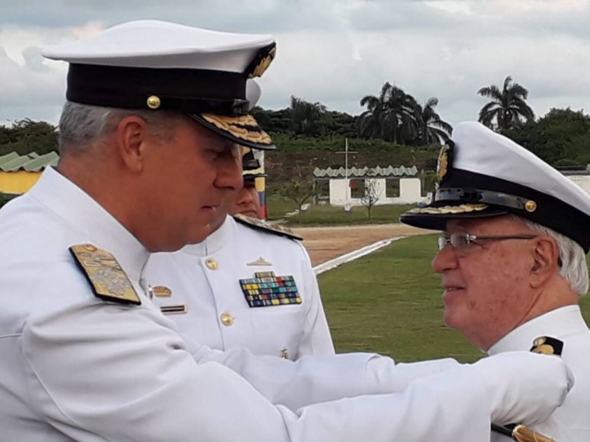 Monseñor Víctor Tamayo asciende a capitán de navío