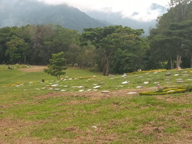 Supuesta bruja apareció en cementerio de Ibagué y se burló de policías