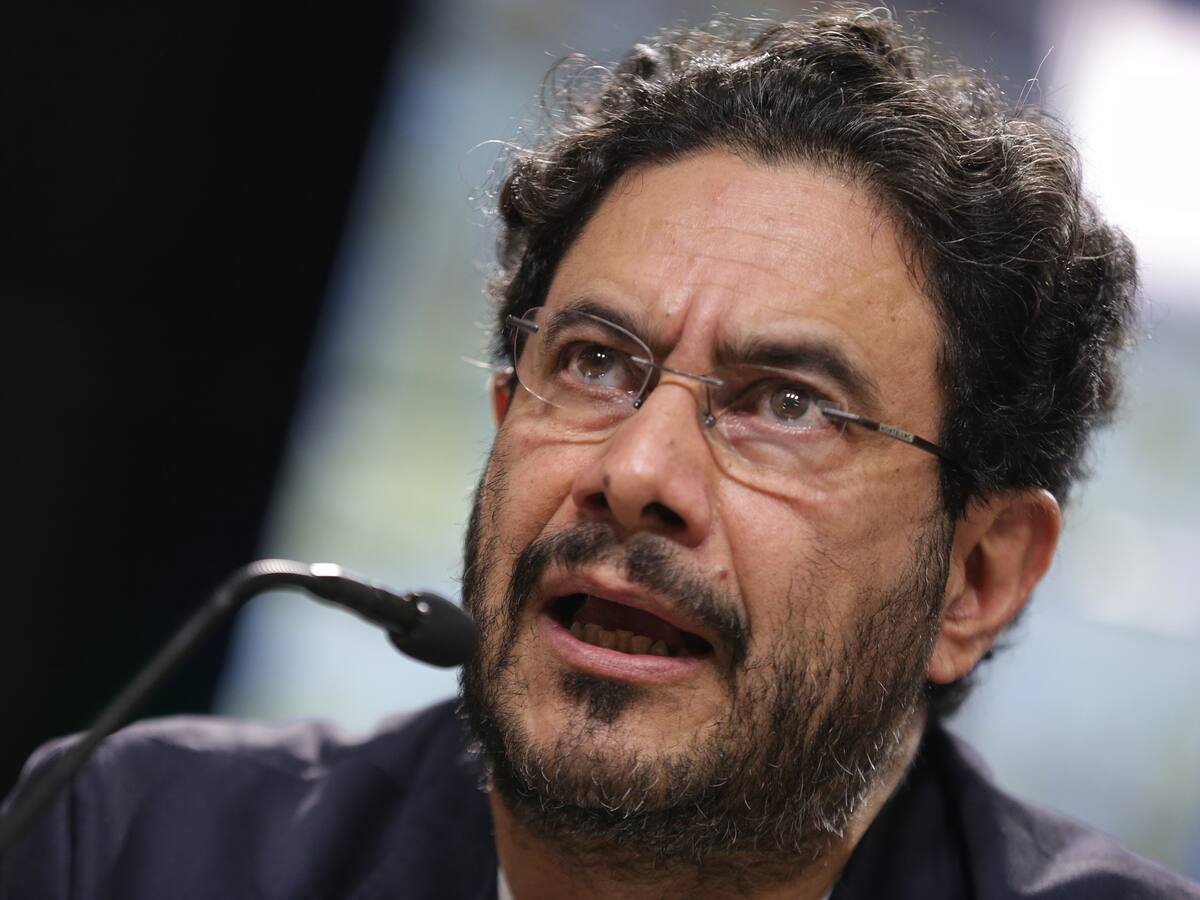 “Ayudaría mucho que el fiscal no se interponga en los esfuerzos de Paz”: Iván Cepeda