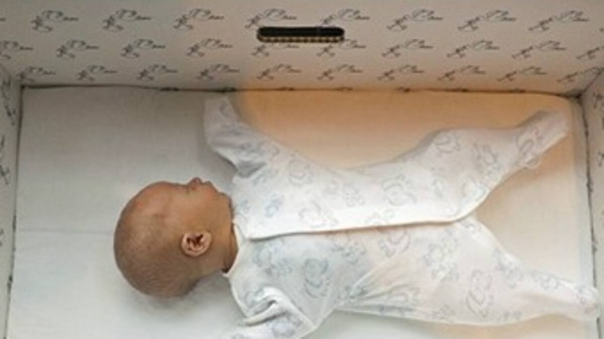 Por qué los bebés de Finlandia duermen en cajas de cartón