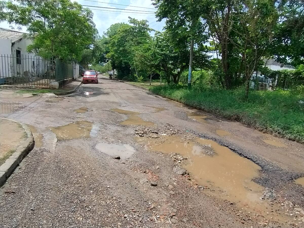 En la urbanización Bosques de la Circunvalar reclaman pavimentación de vía principal