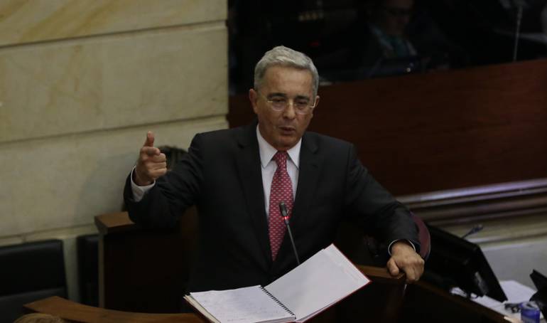 Alvaro Uribe, Senador. 