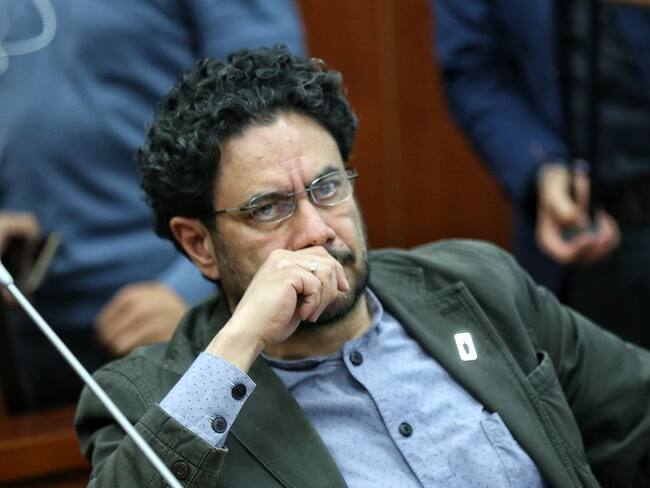 El senador Iván Cepeda indicó que la medida de aseguramiento contra el expresidente Uribe sigue vigente.