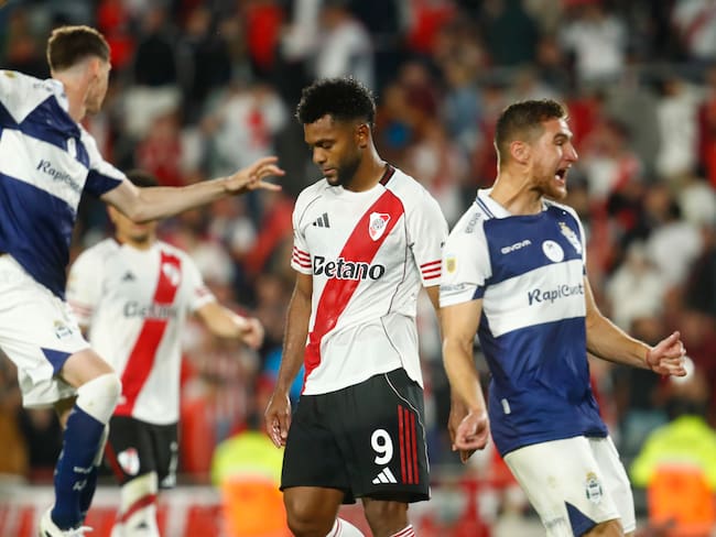 Miguel Ángel Borja se lamenta tras su penalti errado en el último minuto. (Photo by Marcos Brindicci/Getty Images)