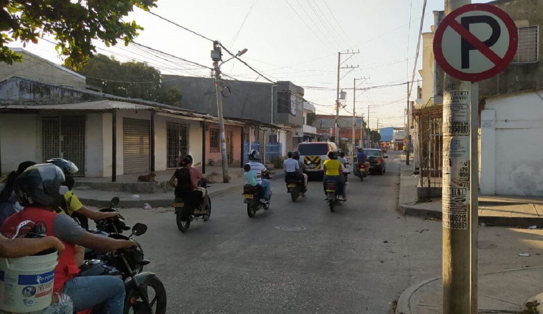 La comunidad de este barrio tiene miedo de que la vía colapse como ya ha ocurrido en otras ocasiones