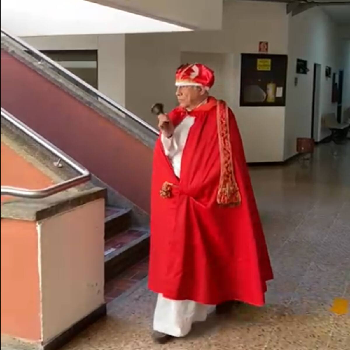 Juez protestó en el palacio de Justicia vestido de inquisidor