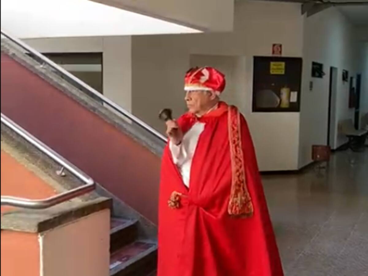 Juez protestó en el palacio de Justicia vestido de inquisidor