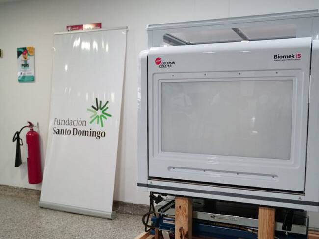 Fundación Santo Domingo dona robot para procesar pruebas COVID en Cartagena