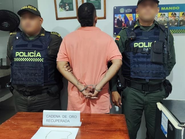 En reacción policial fue capturado un presunto delincuente tras robar una prenda de oro a un turista