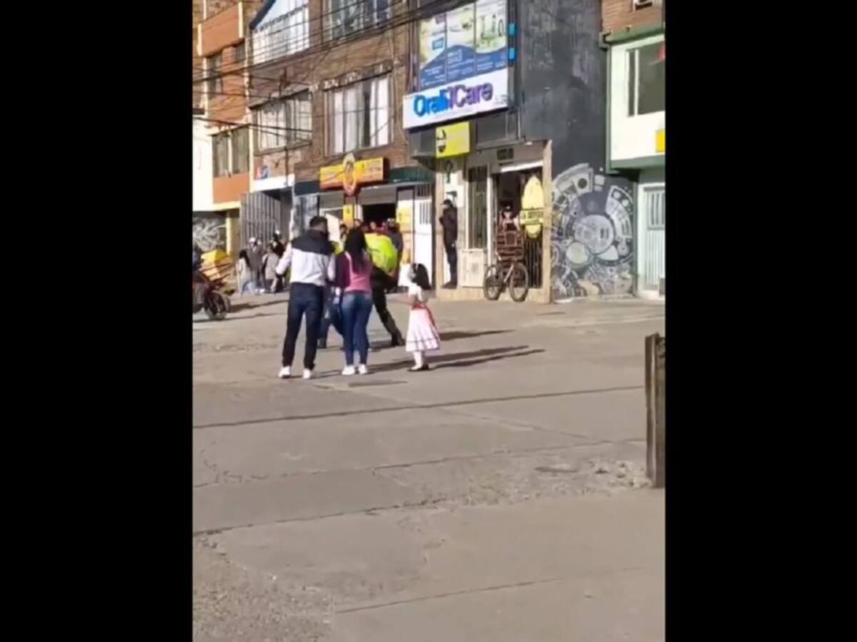 Por no llevar tapabocas: La razón del enfretamiento entre Policía y sujeto