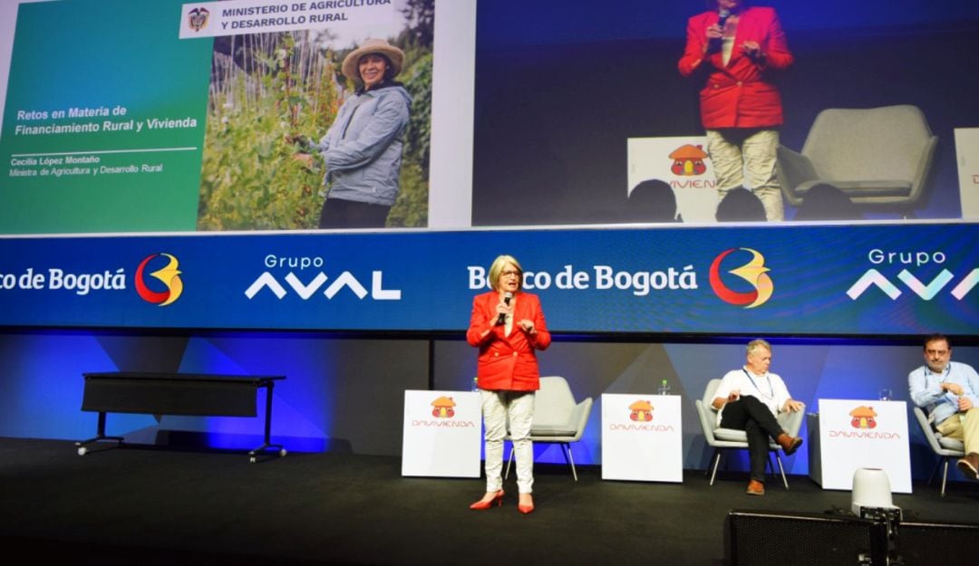 En Cartagena Cecilia López, titular de la cartera, manifestó que es necesario plantear la política de financiamiento del país 