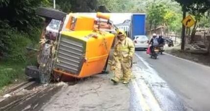Volcamiento de tractomula en San Gil