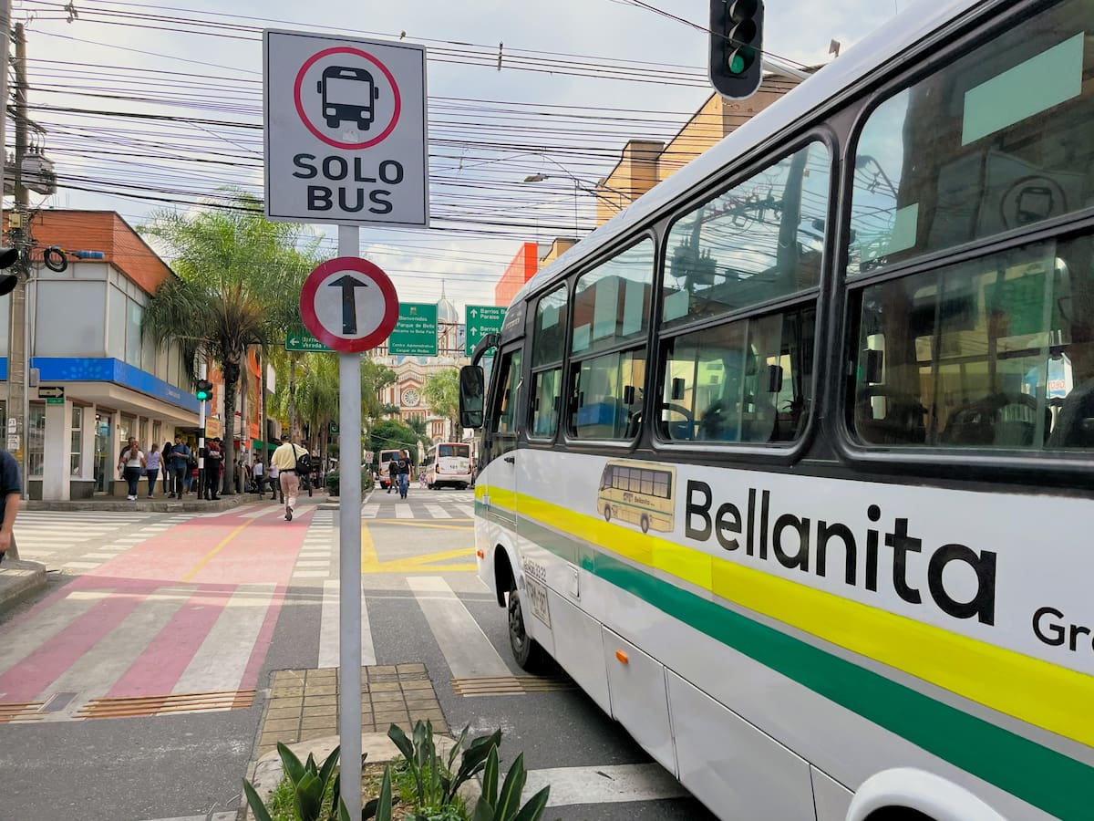 Bello frena alza del transporte y mantiene tarifas de 2025 mientras reevalúa costos