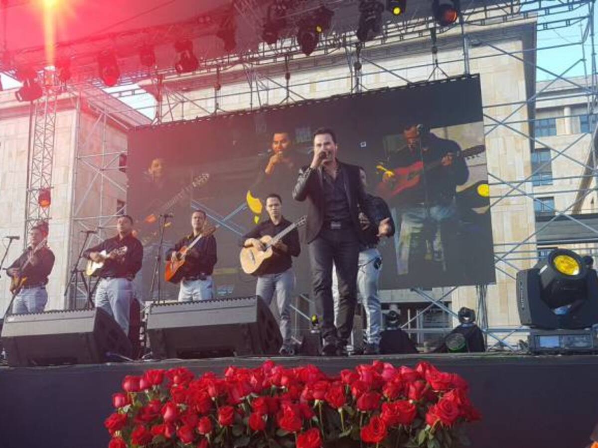 Con carrilera, reggae y cumbia, las Farc celebran su paso a la política