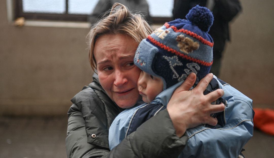 Una madre sale con su hijo de Ucrania. 